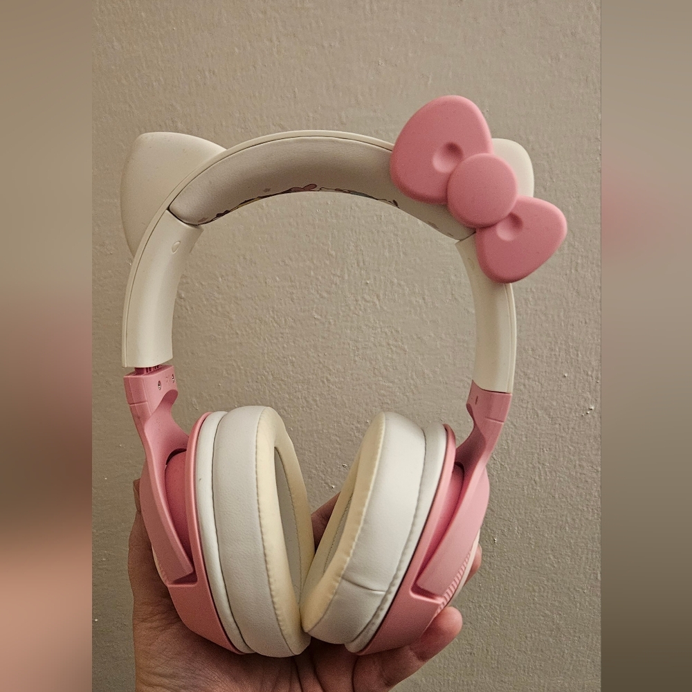 Hello Kitty Razer Kraken Bluetooth Gaming Headset